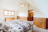 Country Living Custom Built Log Home with Hot Tub and Sauna