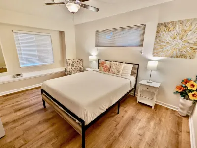 ✨ *NEW* Peaceful Modern Retreat w/ BBQ 🍗 Pool 🌊 Foosball ⚽️ Hoteles cerca de Puente del Reloj de Sol