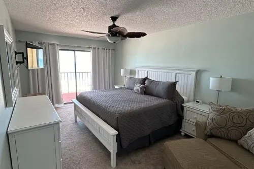 Fantastic Beachfront Condo, Perfect Location, Large 3 Bedroom, 2 Bath Sleeps 8