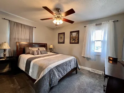 The Johnston House - Located in the heart of Johnston - Close to Saylorville Hotels near Candeo