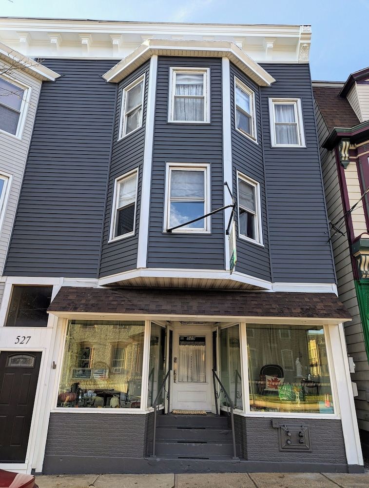 1901 Storefront Studio: King Saatva Bed & Retro Charm