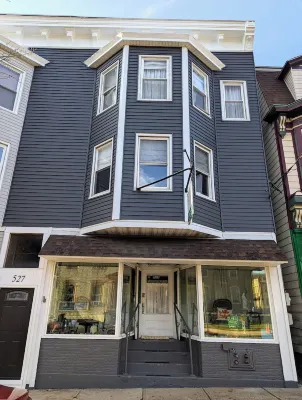 Vintage Charm Studio: Unique Retreat on the East Side Hotels near Somersault Letterpress