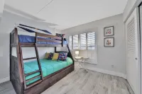 Deluxe ocean-view, poolside, first floor flat with 2 bedrooms, 2 baths