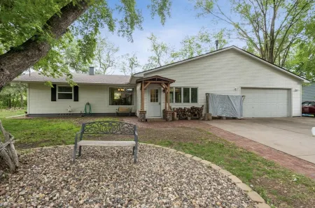 Spacious & Cozy home on The Apple River- Hiking, Tubing, Skiing, Racing, 12+ ppl