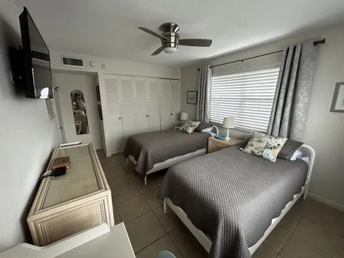 Condo with pool, walking distance to beach, groceries and several restaurants