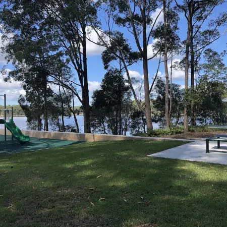 Family Home - Pets welcome . 15km to Australia Zoo, 20km to amazing beaches. Отели в г. Малени
