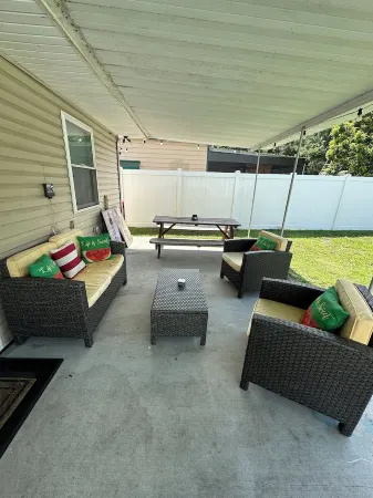 Modern tiny home with spacious backyard and pool Отели в г. Ситрэс-Парк