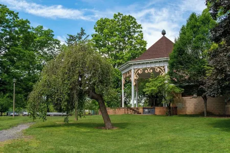 The All-American Cottage Seconds from Gypsy Hill Park! Kid and Pet friendly! Отели рядом с достопримечательностью «Университет Мэри Болдуин»