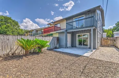 Downtown Fort Walton Beach townhouse, only minutes from the beach. Hotels near Garniers Beach Park