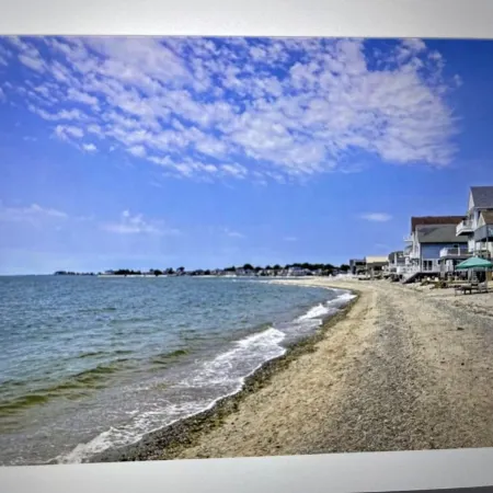 Beachfront 3-bedroom vacation home just 14 minutes from Yale University
