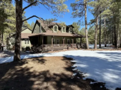 Luxury vacation home on 5 acres, 6BR, 4 BA Hotels in Parks