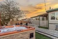 Oasis🌵in the❤️of Joshua Tree + Gym + Hot Tub + Tesla⚡️+ pond and waterfall