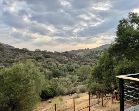Topanga Deck House light spacious, amazing mountain views, huge deck under Oaks Hotels in Topanga