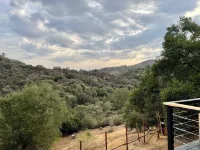 Topanga Deck House light spacious, amazing mountain views, huge deck under Oaks