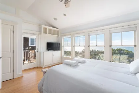 Experience Paradise! Stunning Beachfront Home, Your Ultimate Coastal Retreat!