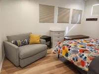Spacious new guest house in the pines (sunshine and trails)