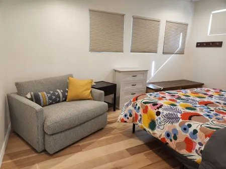 Spacious new guest house in the pines (sunshine and trails) Отели в г. Коконино