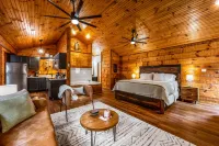 Keep Motorcycles Dry!  Upscale Cabin w/Garage, Minutes from National Park.