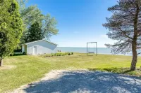 Lakefront Beach House: Serene Getaway