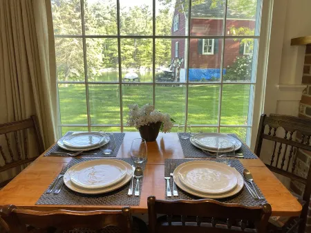 Newly Renovated Cottage with views of Barter's Creek