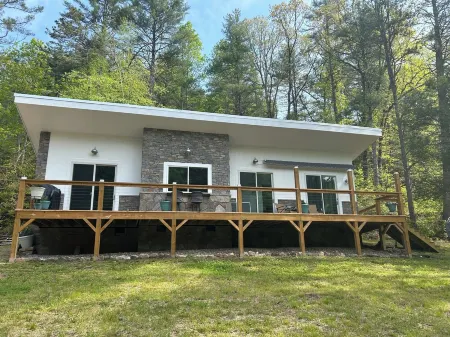 New home close to DuPont and Pisgah National Forest Отели рядом с достопримечательностью «Fred W. Symmes Chapel»