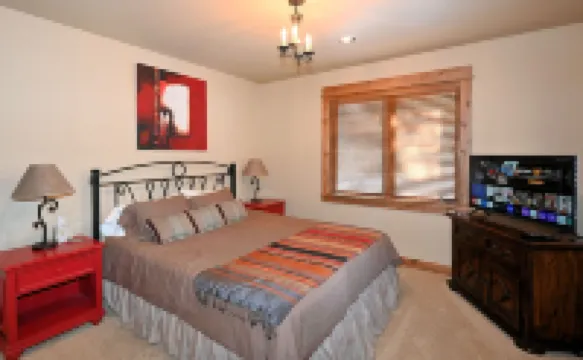 Casa Big Sky - Two Bed Apt in Large Private Home on Groomed Ski Trail