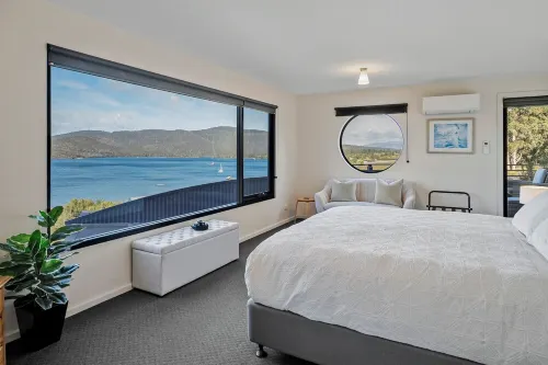 Quarry Hill Lookout ..... scenic views, luxurious amenities, relaxing atmosphere