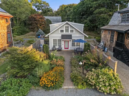 The Ladybug • 2BR Cottage Steps 2 Bearskin Neck • 2 Parking Spaces, Patio, Grill Отели рядом с достопримечательностью «Motif #1»