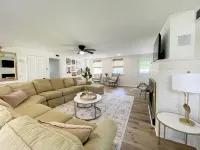 Coastal Chic Home on the Island of Cape May 케이프메이 호텔