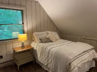 Nestled in the Woods of Chimney Hill--Very Close to Wilmington VT/Mt Snow 威爾明頓酒店