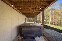 HOT TUB w CA King beds Acres of  & secluded. Pymt plan, dogs welcome