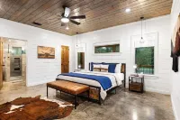 ✨Hampton's Hideaway: Luxury cabin with 🎲 Games, 🪁 Playground, and 💦 Hot Tub✨