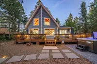 Charming Cottage-Backs the Nat.Forest with Spa, AC/Heat, Fire Pit and Game Room!
