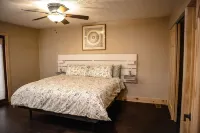 Secluded Cabins on Private Stocked Pond Hot Tub. Ping Pong. Arcade. Master Suite