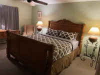 Room 6️⃣ with kitchen and bathroom in Old Palm Springs hotel by the heated pool 🦋
