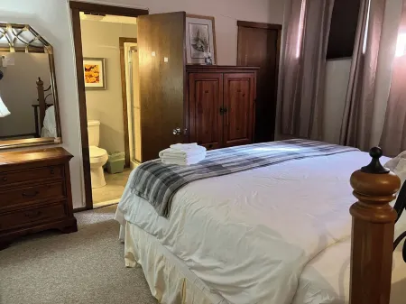 Poconos Camelback Retreat-Pet Friendly, Ski-In/Out, Pool, Waterpark, Outlet Mall