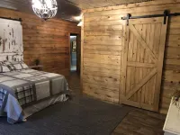 Lots of Beds Huge Deck and a Short Walk to the Lake. It’s Time to be on the Lake Hotel a Stone County