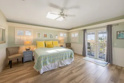 "Walk On The Beach " house~3 bed, heated pool, 3min walk to the Bean Point Beach