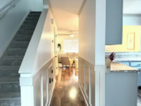 Newly Remodeled chic 2-bedroom townhome in beautiful Port Royal w. private patio