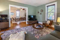 Spacious home steps from Main St and Shenandoah NP with firepit & large backyard