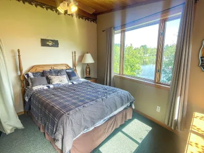 Family-friendly! Walking distance to food, shopping, rentals, boat landing.