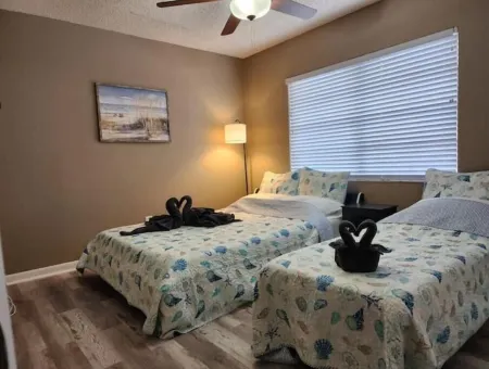 Tampa Vacation Home - 3BR 10 PPL - Pool