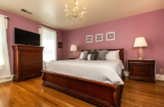 Charming Historic 4 Bedroom with Hot Tub