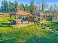 Huge home on 10 acres with Hot tub/Sauna & Privacy