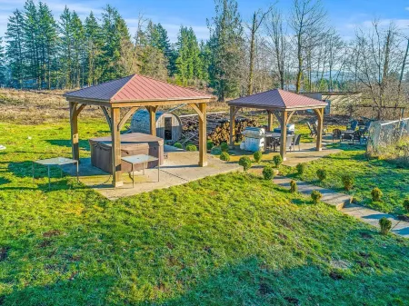 Huge home on 10 acres with Hot tub/Sauna & Privacy