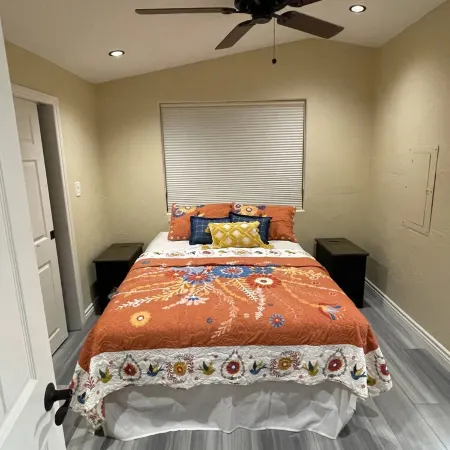 Snowbirds! Age 55+ Gated community. Pool. Jacuzzi. Pickle Ball