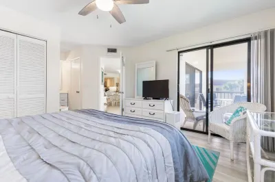 Renovated retreat w/ private beach access, short drive to Historic District