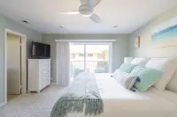 Steps to Sand, Luxury Family Townhome with Central A/C BBQ Crib Resort Amenities