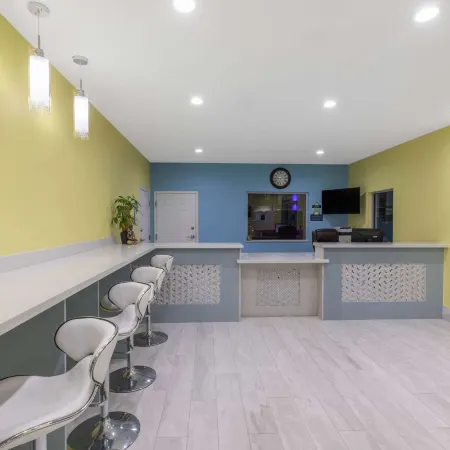 Days Inn & Suites by Wyndham la Porte