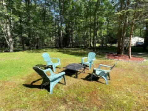 Cozy Modern Cabin in the Woods Hotels in Paupack Township